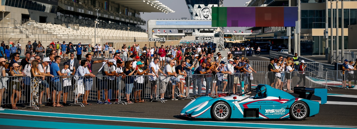 المعجبين بسيارة السباق راديكال س س تي على حلبة سباق الجائزة الكبرى في أبوظبي