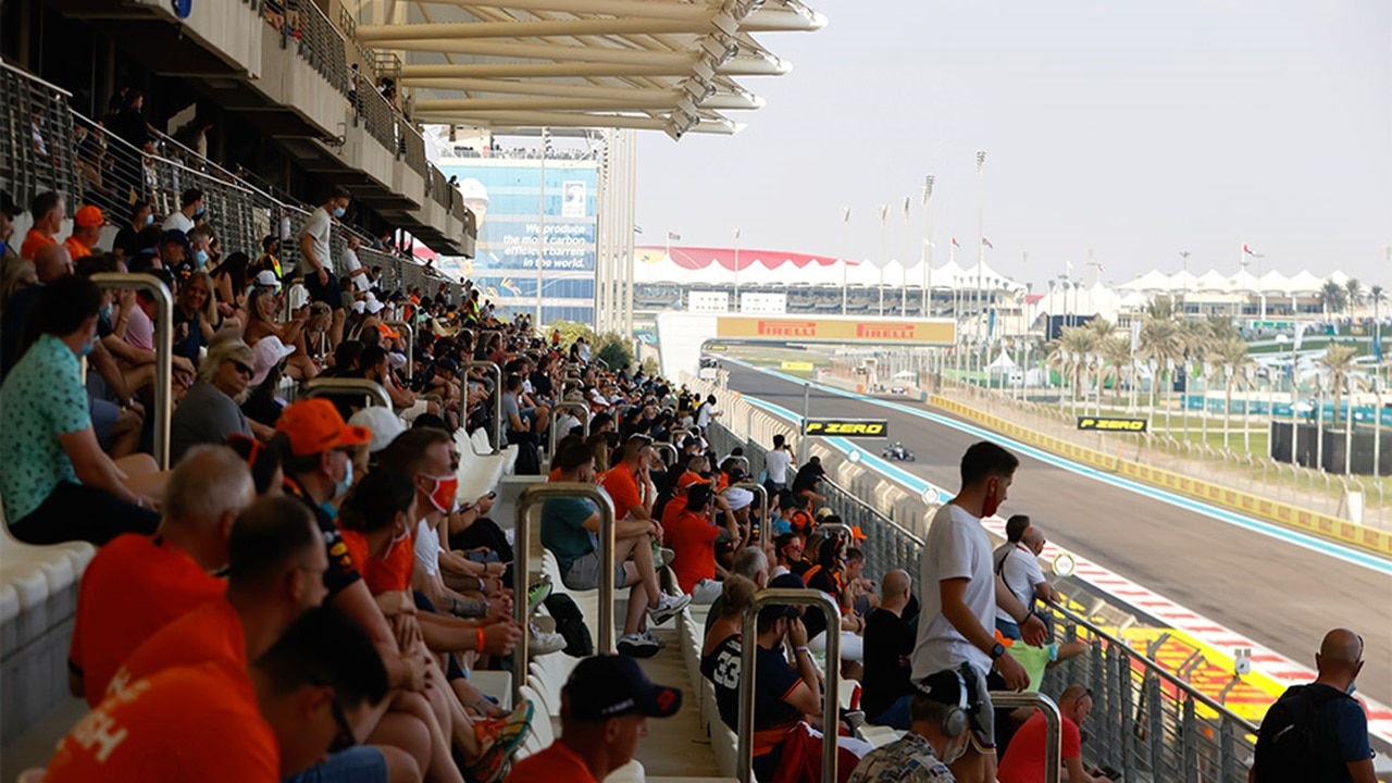 المتفرجون يستمتعون بسباق أبوظبي للفورمولا 1 من المدرج الغربي في حلبة مرسى ياس ، أبوظبي